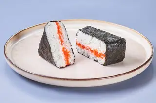 Онигири с крабом