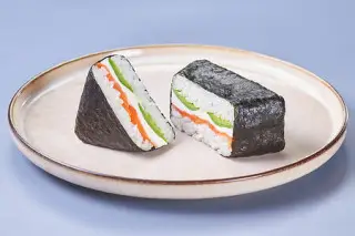 Онигири с лососем