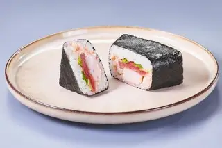 Онигири с тунцом, креветкой и зеленым луком