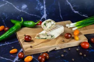 Шаурма в лаваше с курицей и сулугуни