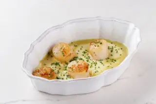 Гребешки с шафрановым соусом и картофельным кремом