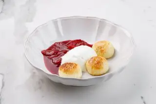 Сырники с клубникой и сливочным кремом