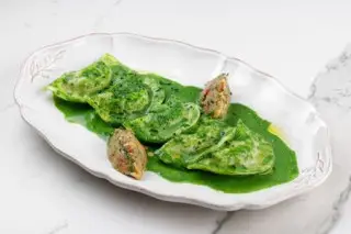 Вареники с картофелем и грибами с соусом из шпината
