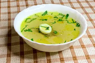 Куриный бульон с перепелиными яйцами и куриным филе
