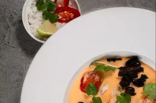Том ям с морепродуктами