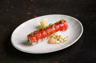 Ролл с тунцом и трюфельным соусом