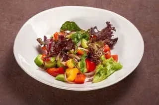 Салат из свежих овощей с маслом