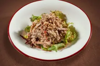 Салат с говяжьим языком и грецким орехом