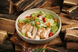 Салат Цезарь с курицей