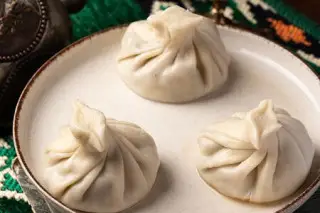Хинкали с томатом, сыром и песто