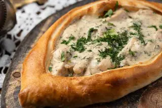 Хачапури по-аджарски с жюльеном