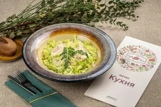 Теплый салат с куриной грудкой и ветчиной