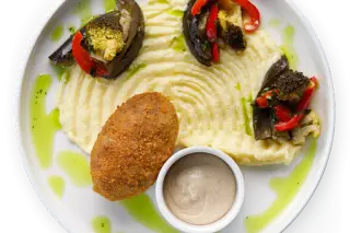 Растительная котлета с пюре и овощами