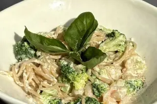 Цельнозерновая паста с креветками и брокколи