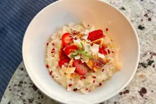 Рисовая каша с яблоком, клубникой и карамелизированным бананом