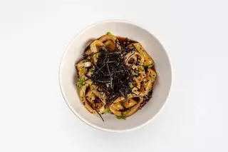 Токпокки с кальмаром с кунжутно-устричным соусом 