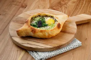 Хачапури с грибами и копченым сыром