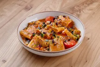 Цельнозерновая паста с овощами в томатном соусе