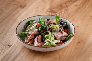Салат с ростбифом, картофелем и овощами