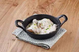 Цыпленок чкмерули в сливочно-чесночном соусе