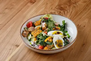 Салат с цыпленком, шпинатом, свежими овощами и яйцом