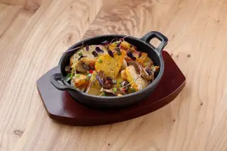 Жареный картофель с луком и грибным ассорти