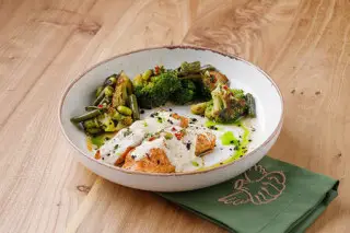 Филе форели с брокколи, стручковой фасолью и сливочным соусом