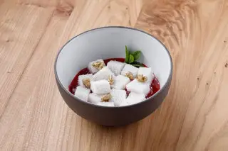 Панна-котта на кокосовом молоке с клубничным пюре и грецкими орехами