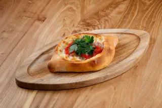 Хачапури с беконом и помидорами