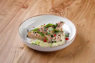 Куриное филе с картофельным пюре, артишоками в сливочно-грибном соусе