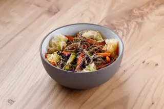 Гречневая лапша с овощами и древесными грибами
