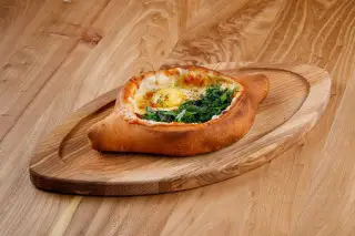 Хачапури по-аджарски с зеленью