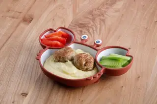 Котлеты куриные с картофельным пюре и овощами