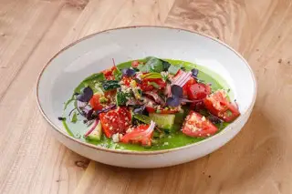 Ореховый овощной салат с муссом из мацони и шпината