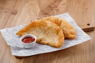 Чебурек с тушеной капустой и острой аджикой