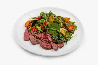 Стейк-салат с персиками и печеным перцем 