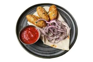 Куриные кебабы с лавашом и красным соусом