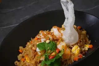Жареный рис с креветкой 