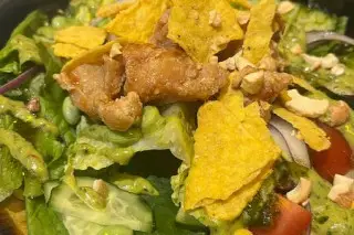 Салат с пикантной заправкой курица