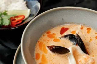 Большой том ям с морепродуктами и кокосом менее острый