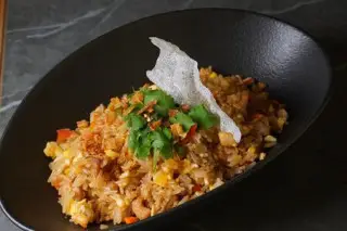 Жареный рис с курицей 