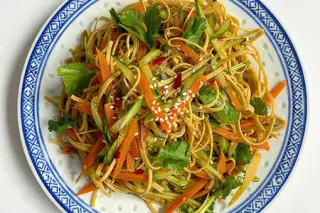 Салат из листового тофу с овощами