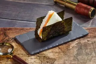 Онигири с лососем