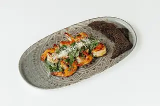 Креветки чеснок-томат с ржаными гренками 