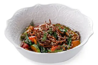 Гречневая лапша с овощами