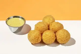 Сырные шарики с медово-горчичным соусом