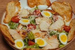 Салат Цезарь с курицей