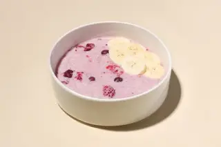 Каша рисовая с ягодами и бананом