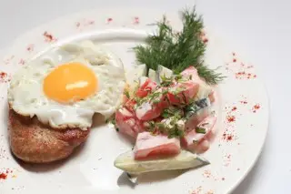 Стейк из свинины со свежими овощами