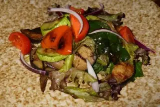 Салат с овощами гриль